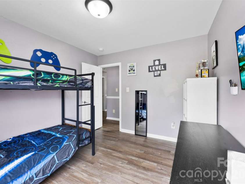 727 Almora Drive, Charlotte, NC 28216.  MLS# CAR4360359, YatesRealty ID 10008. 