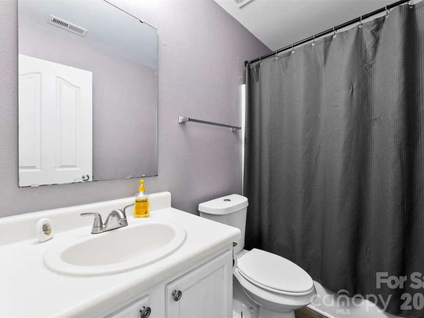 727 Almora Drive, Charlotte, NC 28216.  MLS# CAR4360359, YatesRealty ID 10008. 