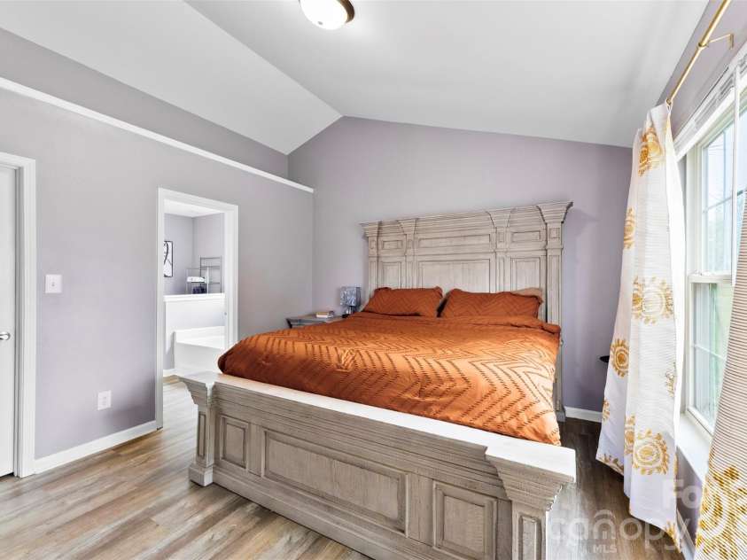 727 Almora Drive, Charlotte, NC 28216.  MLS# CAR4360359, YatesRealty ID 10008. 