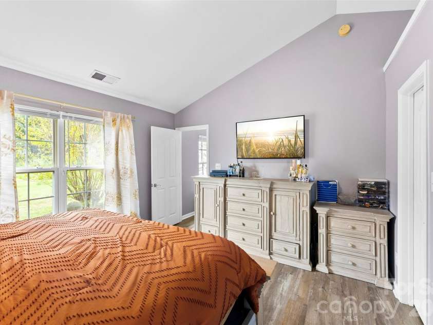 727 Almora Drive, Charlotte, NC 28216.  MLS# CAR4360359, YatesRealty ID 10008. 