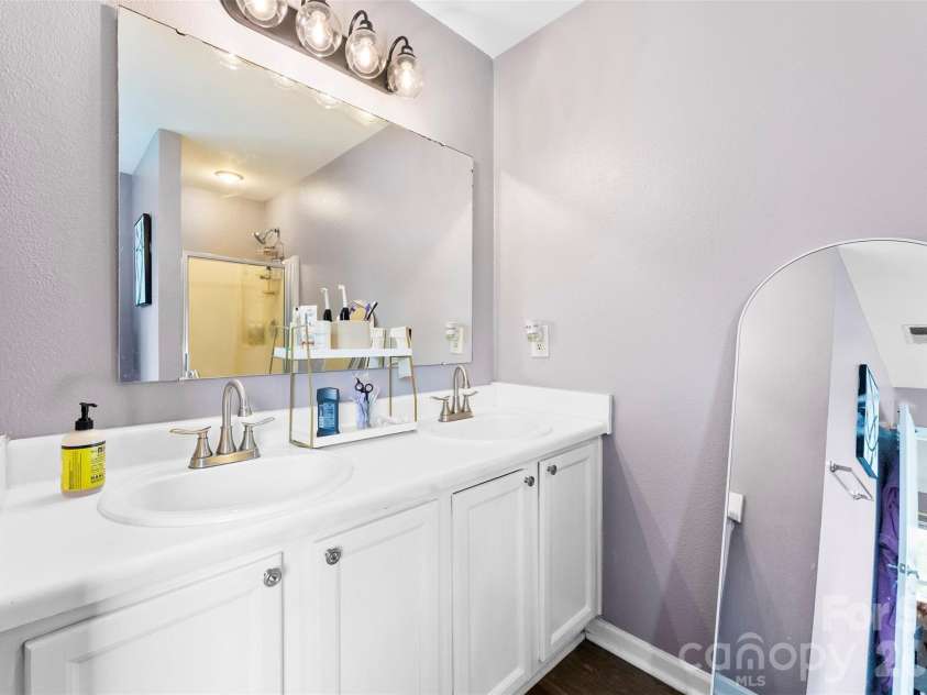 727 Almora Drive, Charlotte, NC 28216.  MLS# CAR4360359, YatesRealty ID 10008. 