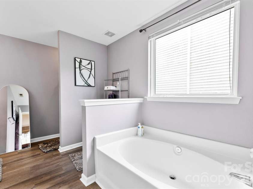 727 Almora Drive, Charlotte, NC 28216.  MLS# CAR4360359, YatesRealty ID 10008. 