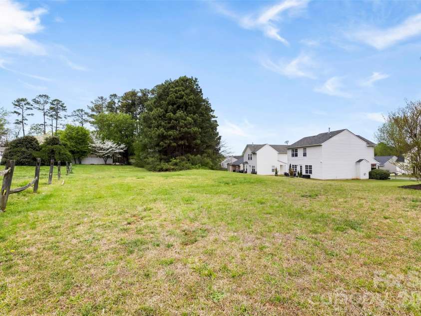 727 Almora Drive, Charlotte, NC 28216.  MLS# CAR4360359, YatesRealty ID 10008. 