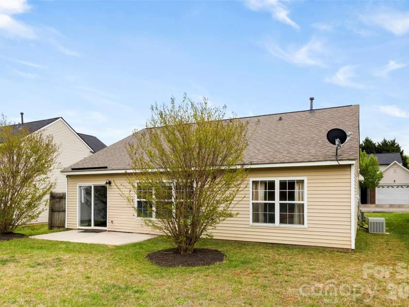 727 Almora Drive, Charlotte, NC 28216.  MLS# CAR4360359, YatesRealty ID 10008. 