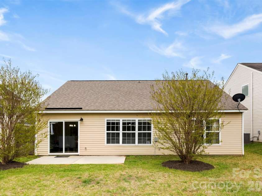 727 Almora Drive, Charlotte, NC 28216.  MLS# CAR4360359, YatesRealty ID 10008. 