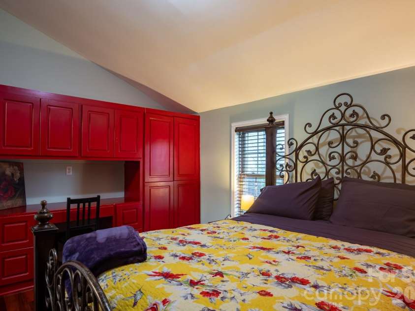 611 Iredell Avenue, Mooresville, NC 28115.  MLS# CAR4357392, YatesRealty ID 10010. 