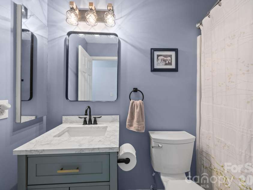 7811 Antique Circle, Waxhaw, NC 28173.  MLS# CAR4358632, YatesRealty ID 10011. Hall bath