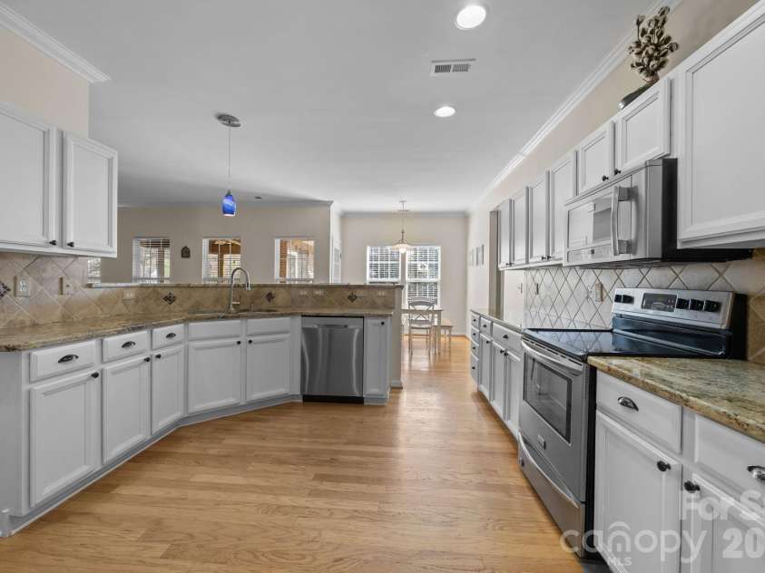 7811 Antique Circle, Waxhaw, NC 28173.  MLS# CAR4358632, YatesRealty ID 10011. Kitchen Granite