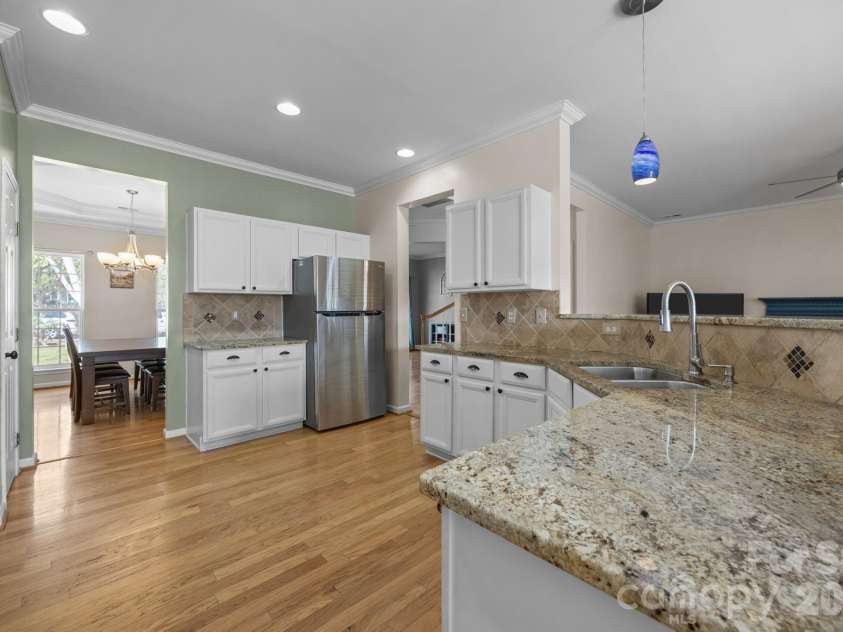 7811 Antique Circle, Waxhaw, NC 28173.  MLS# CAR4358632, YatesRealty ID 10011. Large counterspace