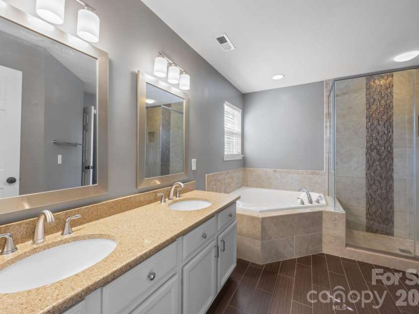7811 Antique Circle, Waxhaw, NC 28173.  MLS# CAR4358632, YatesRealty ID 10011. Primary Bath