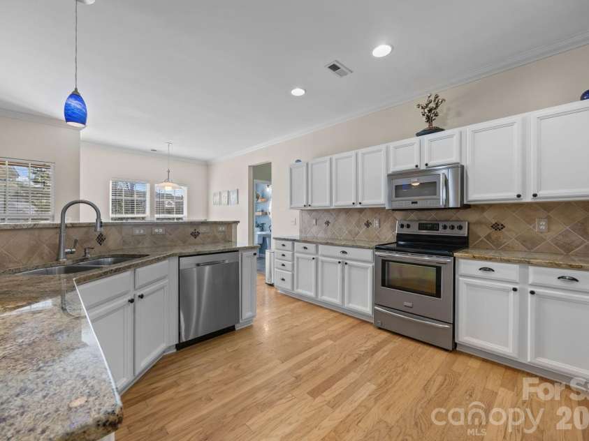 7811 Antique Circle, Waxhaw, NC 28173.  MLS# CAR4358632, YatesRealty ID 10011. SS Appliances