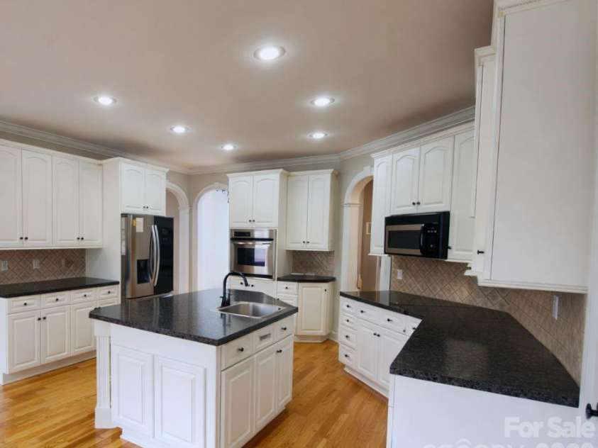 1081 Horse Rock Road, Hickory, NC 28602.  MLS# CAR4294961, YatesRealty ID 10013. 