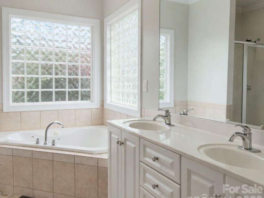 1081 Horse Rock Road, Hickory, NC 28602.  MLS# CAR4294961, YatesRealty ID 10013. 