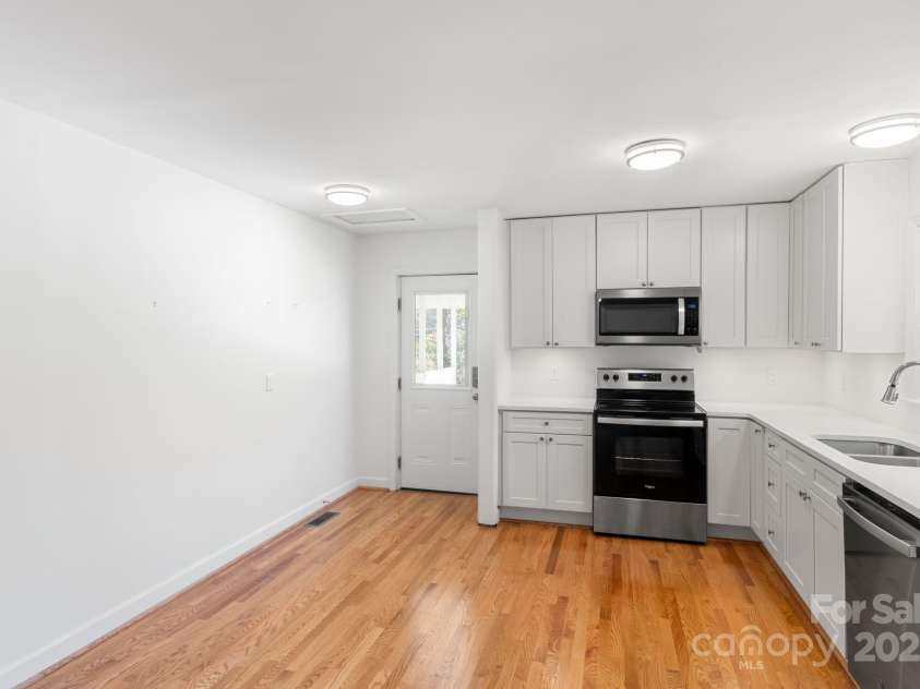 252 Kenilworth Road, Asheville, NC 28803.  MLS# CAR4225136, YatesRealty ID 10015. 