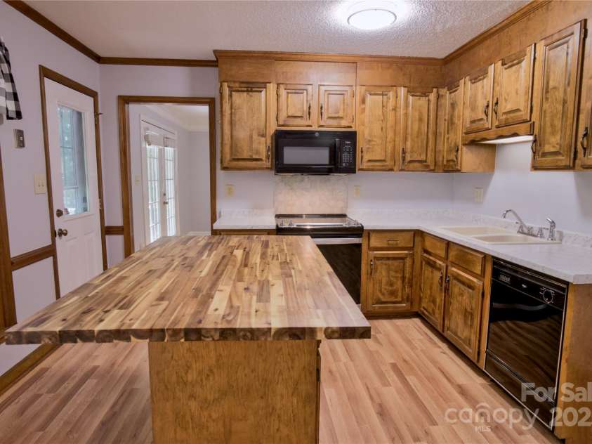 10708 Danesway Lane, Cornelius, NC 28031.  MLS# CAR4247970, YatesRealty ID 10017. 