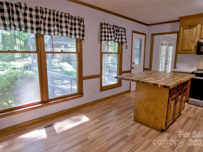 10708 Danesway Lane, Cornelius, NC 28031.  MLS# CAR4247970, YatesRealty ID 10017. Eat In Kitchen With Kitchen Island