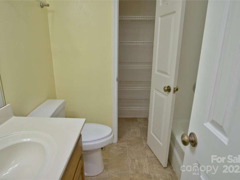 10708 Danesway Lane, Cornelius, NC 28031.  MLS# CAR4247970, YatesRealty ID 10017. Full Bathroom