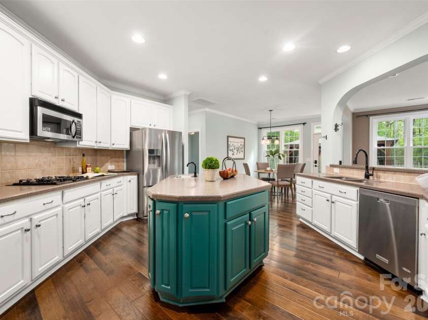 2549 Harlington Lane, Charlotte, NC 28270.  MLS# CAR4366037, YatesRealty ID 10018. A Cook's kitchen!