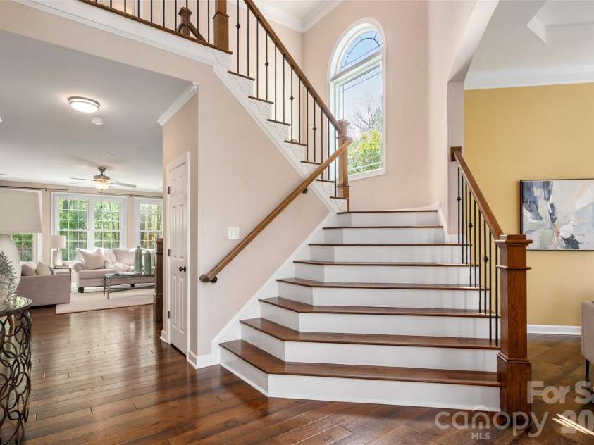 2549 Harlington Lane, Charlotte, NC 28270.  MLS# CAR4366037, YatesRealty ID 10018. Dramatic foyer.