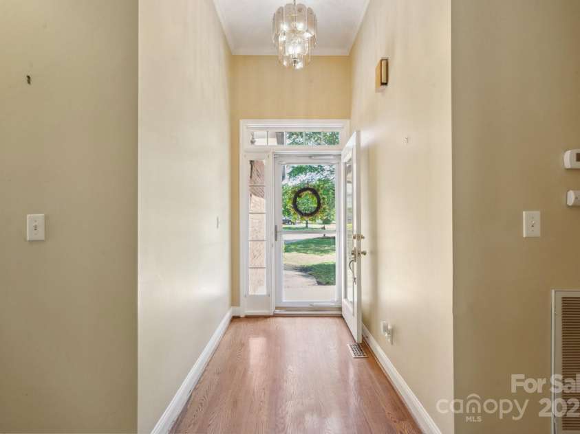123 Shoreview Drive, Mooresville, NC 28117.  MLS# CAR4248100, YatesRealty ID 10020. Foyer/ Entryway