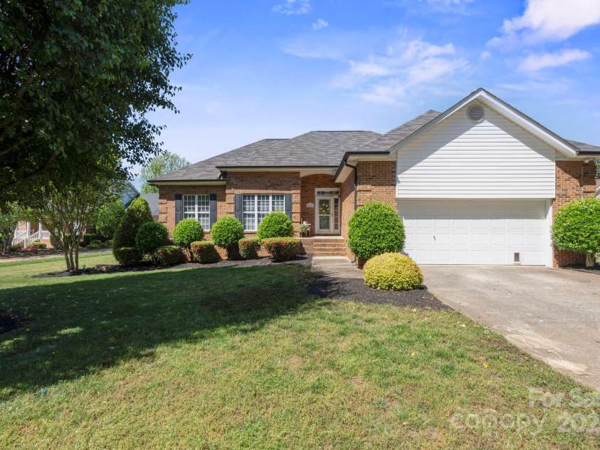 123 Shoreview Drive, Mooresville, NC 28117.  MLS# CAR4248100, YatesRealty ID 10020. Full brick single story home in the heart of Mooresville.