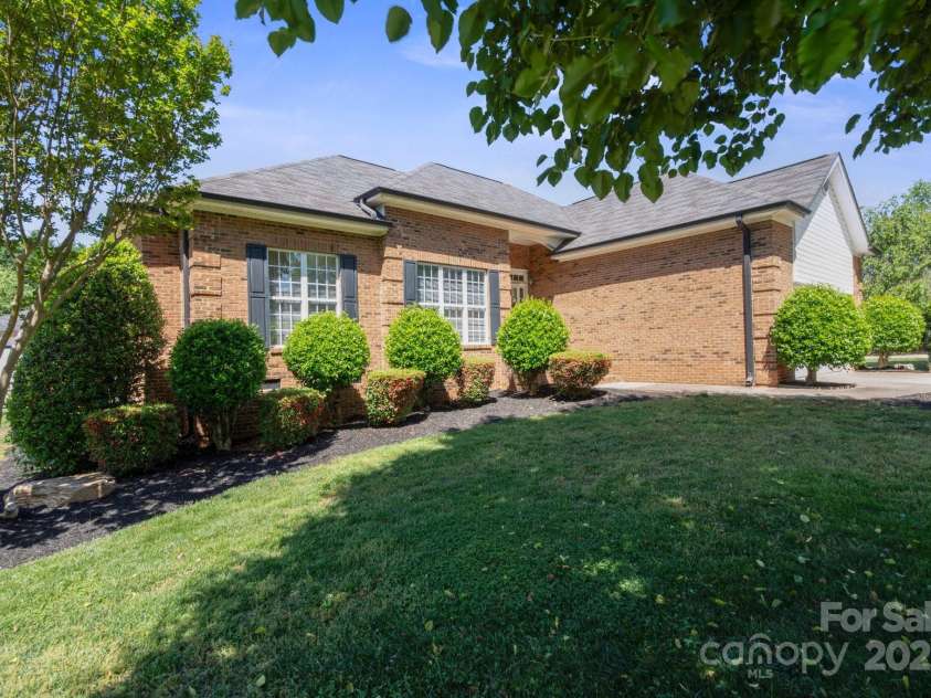 123 Shoreview Drive, Mooresville, NC 28117.  MLS# CAR4248100, YatesRealty ID 10020. Huge front yard