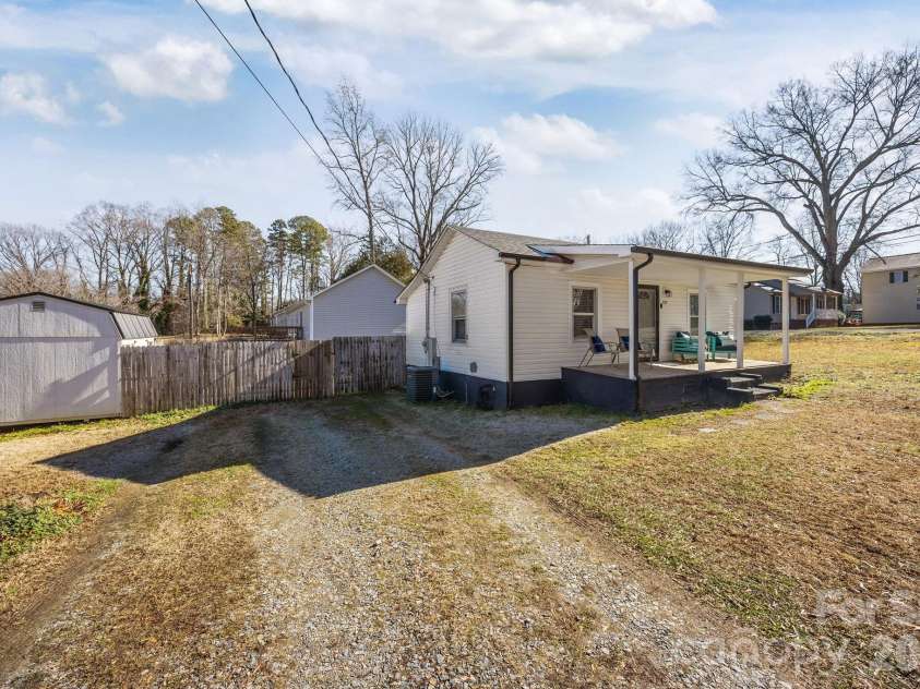 211 Franklin Avenue, Kannapolis, NC 28081.  MLS# CAR4338137, YatesRealty ID 10022. Driveway