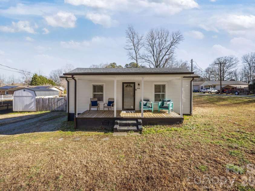 211 Franklin Avenue, Kannapolis, NC 28081.  MLS# CAR4338137, YatesRealty ID 10022. Front Yard
