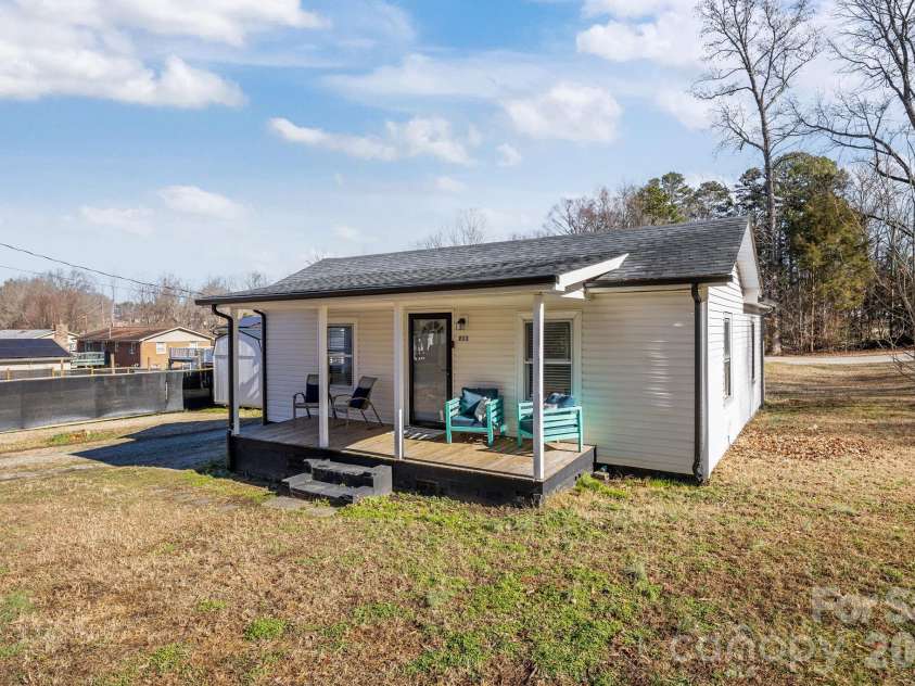 211 Franklin Avenue, Kannapolis, NC 28081.  MLS# CAR4338137, YatesRealty ID 10022. Side yard