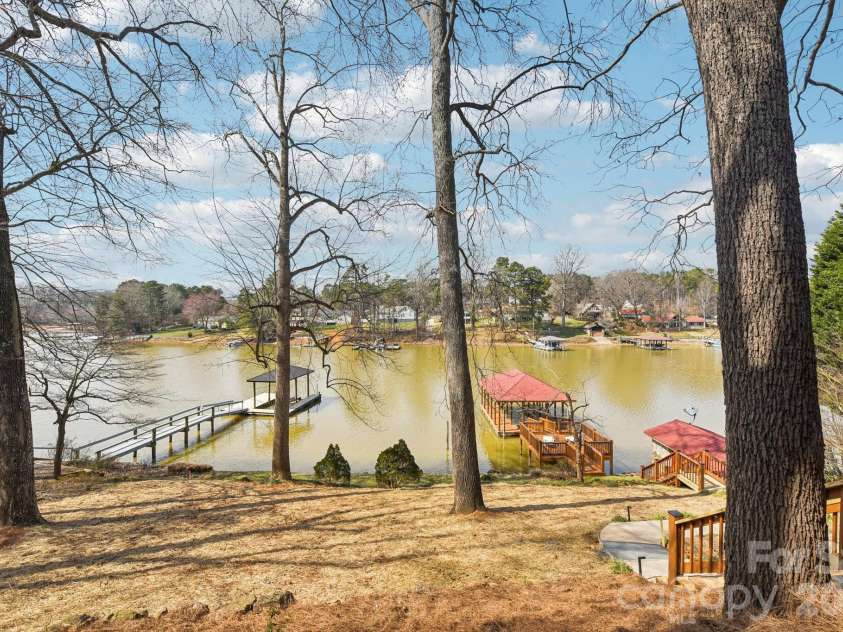 6880 Shade Tree Lane, Sherrills Ford, NC 28673.  MLS# CAR4352839, YatesRealty ID 10025. Deep water cove