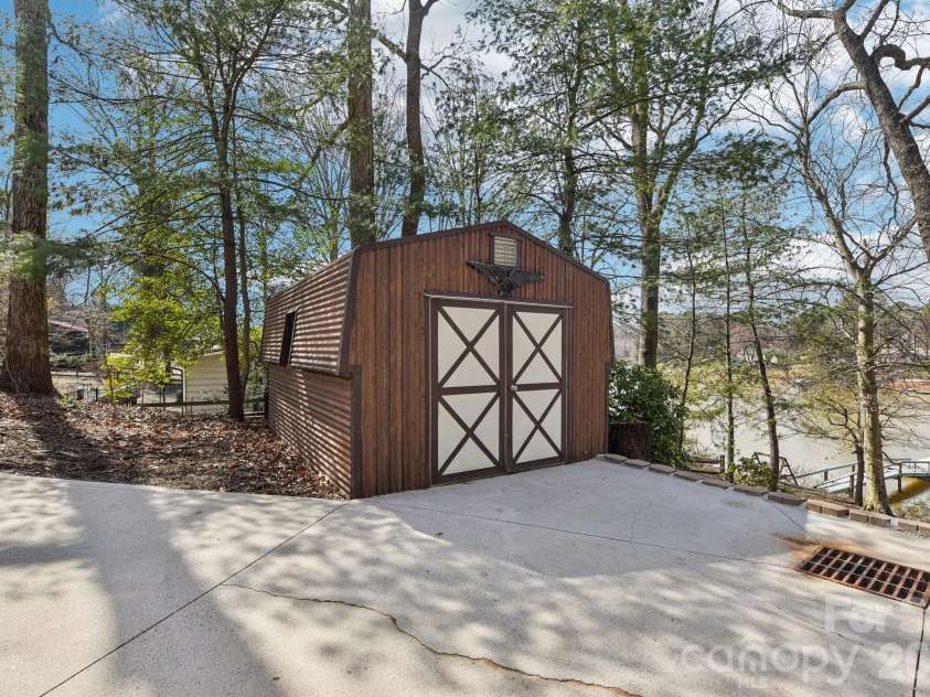6880 Shade Tree Lane, Sherrills Ford, NC 28673.  MLS# CAR4352839, YatesRealty ID 10025. Stoarge building