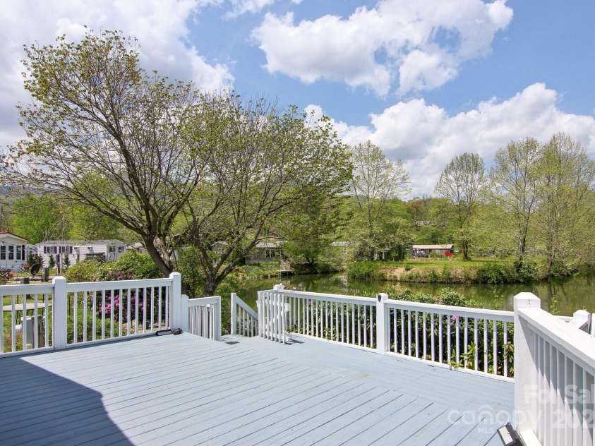 222 Pike Point, Waynesville, NC 28785.  MLS# CAR4250681, YatesRealty ID 10026. 