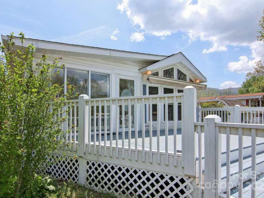 222 Pike Point, Waynesville, NC 28785.  MLS# CAR4250681, YatesRealty ID 10026. 