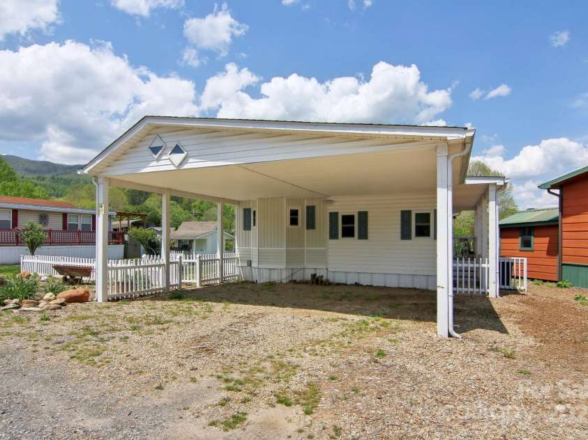 222 Pike Point, Waynesville, NC 28785.  MLS# CAR4250681, YatesRealty ID 10026. 