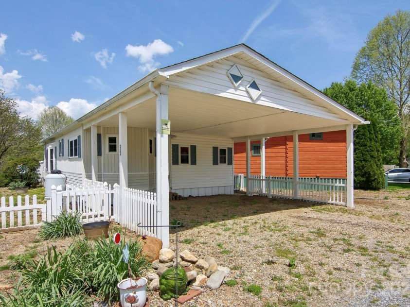 222 Pike Point, Waynesville, NC 28785.  MLS# CAR4250681, YatesRealty ID 10026. 