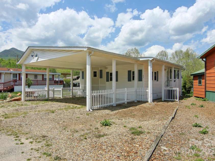 222 Pike Point, Waynesville, NC 28785.  MLS# CAR4250681, YatesRealty ID 10026. 