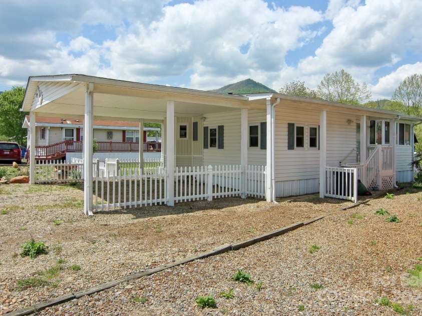 222 Pike Point, Waynesville, NC 28785.  MLS# CAR4250681, YatesRealty ID 10026. 