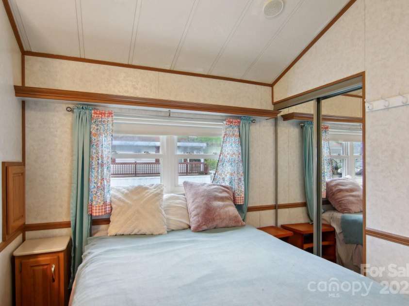 222 Pike Point, Waynesville, NC 28785.  MLS# CAR4250681, YatesRealty ID 10026. 