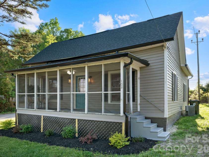 101 Fairview Street, Clover, SC 29710.  MLS# CAR4366813, YatesRealty ID 10027. 