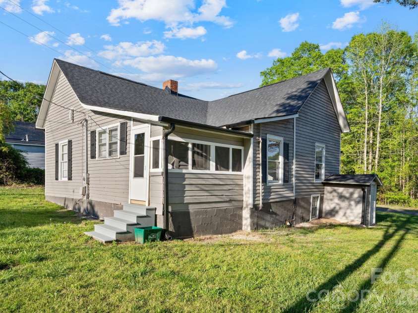 101 Fairview Street, Clover, SC 29710.  MLS# CAR4366813, YatesRealty ID 10027. 