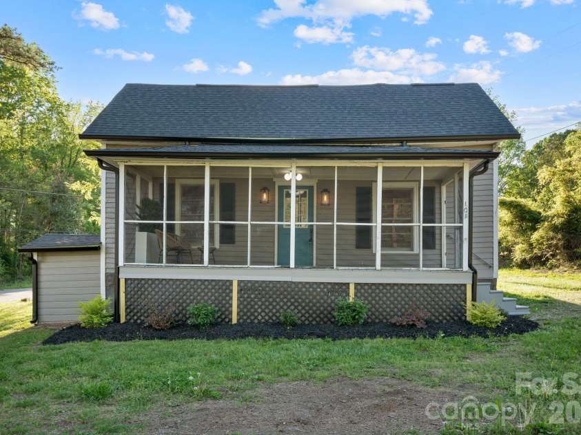 101 Fairview Street, Clover, SC 29710.  MLS# CAR4366813, YatesRealty ID 10027. 