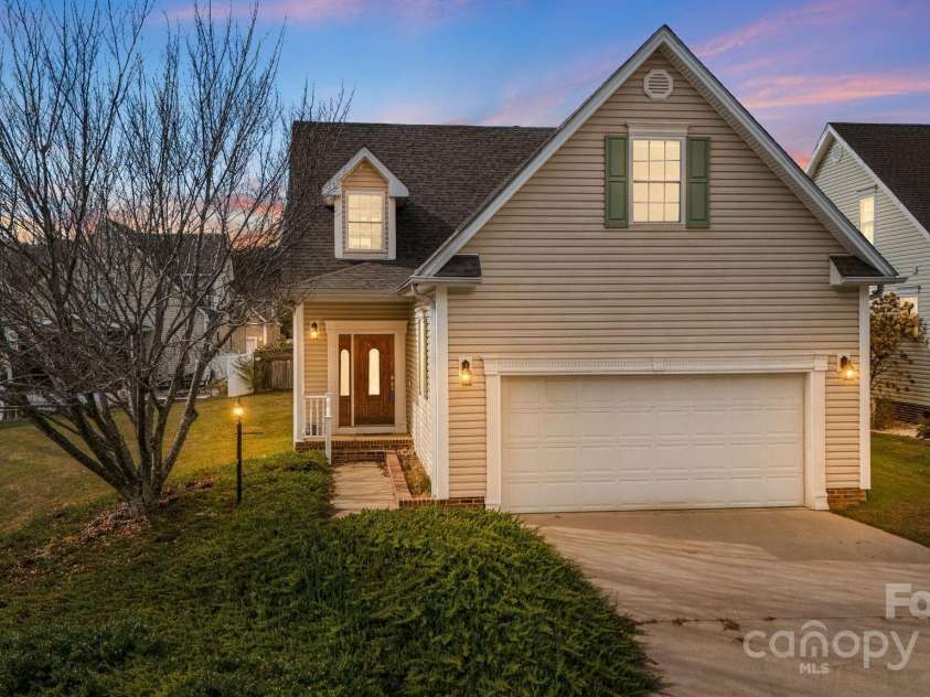 8 Sweet Gum Drive, Asheville, NC 28805.  MLS# CAR4194709, YatesRealty ID 10028. 