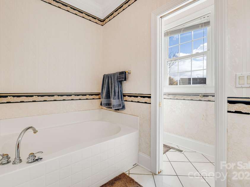 8 Sweet Gum Drive, Asheville, NC 28805.  MLS# CAR4194709, YatesRealty ID 10028. 