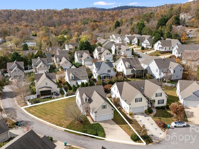 8 Sweet Gum Drive, Asheville, NC 28805.  MLS# CAR4194709, YatesRealty ID 10028. 