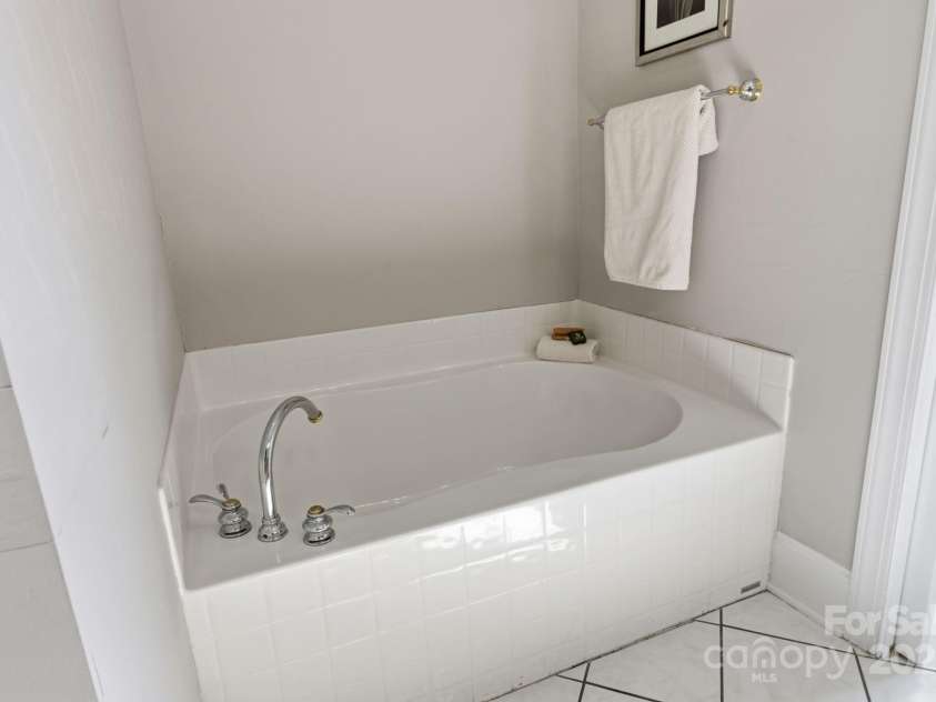 8 Sweet Gum Drive, Asheville, NC 28805.  MLS# CAR4316589, YatesRealty ID 10028. 