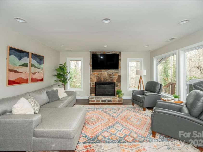 10 La Floresta Lane, Cedar Mountain, NC 28718.  MLS# CAR4333609, YatesRealty ID 10031. 