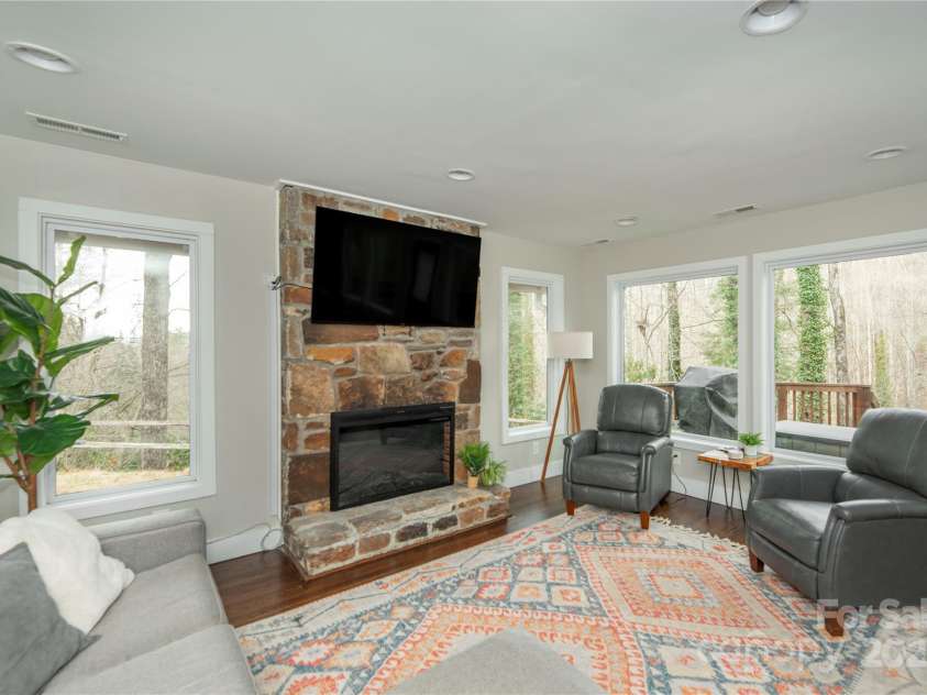 10 La Floresta Lane, Cedar Mountain, NC 28718.  MLS# CAR4333609, YatesRealty ID 10031. 