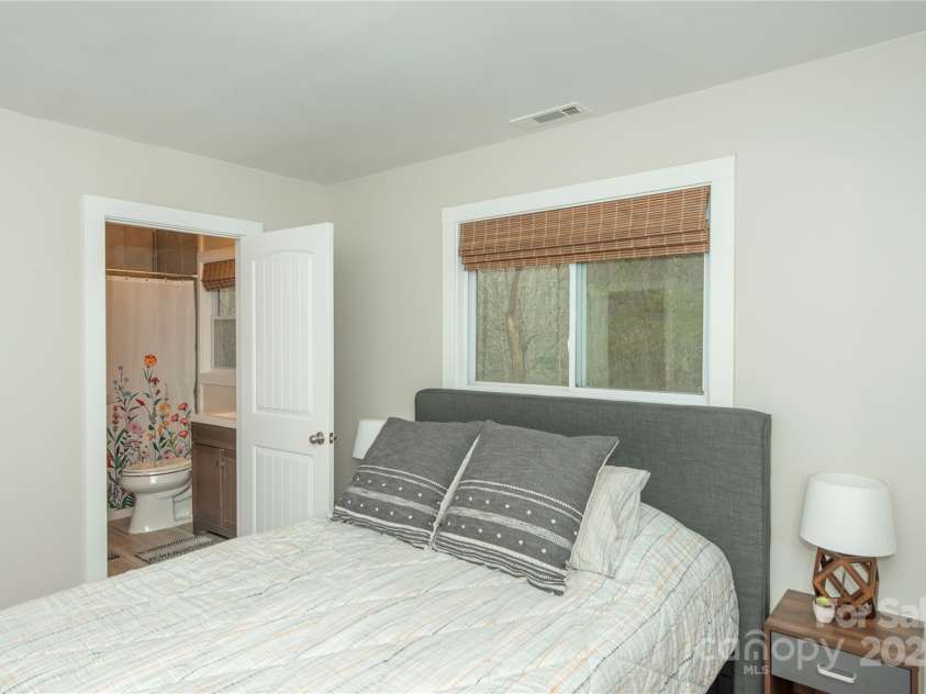 10 La Floresta Lane, Cedar Mountain, NC 28718.  MLS# CAR4333609, YatesRealty ID 10031. 