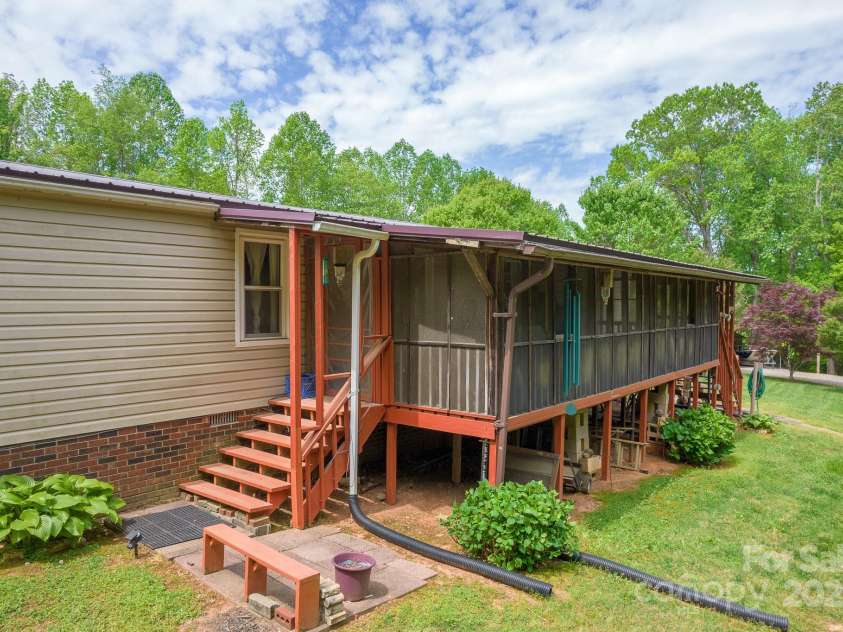 132 Hurst Drive, Statesville, NC 28677.  MLS# CAR4251306, YatesRealty ID 10031. 