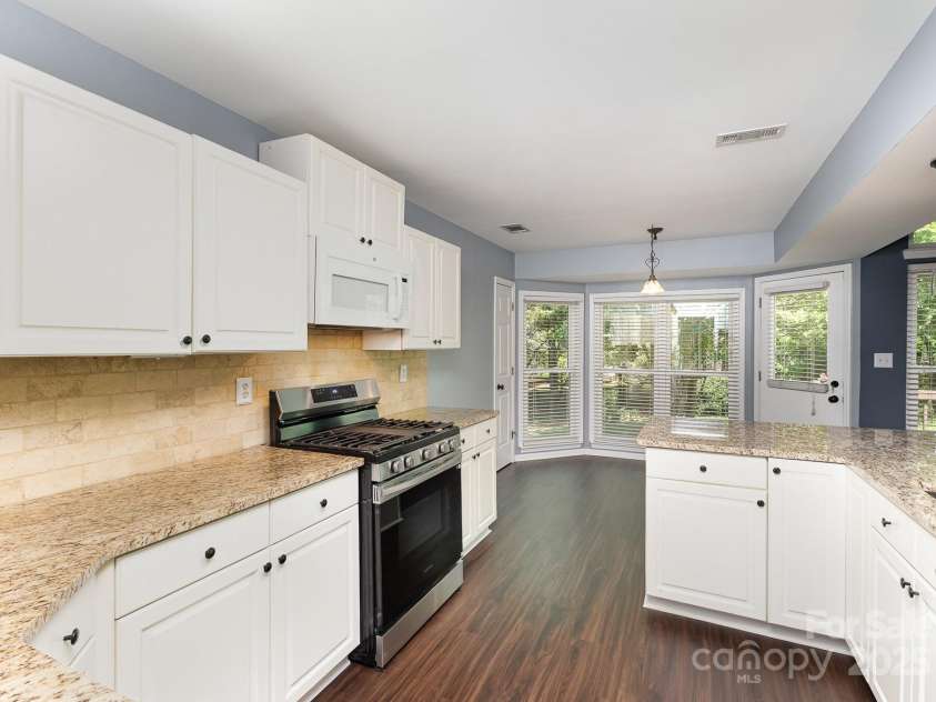 3200 Tallia Court, Charlotte, NC 28269.  MLS# CAR4249625, YatesRealty ID 10032. Gas stove included!